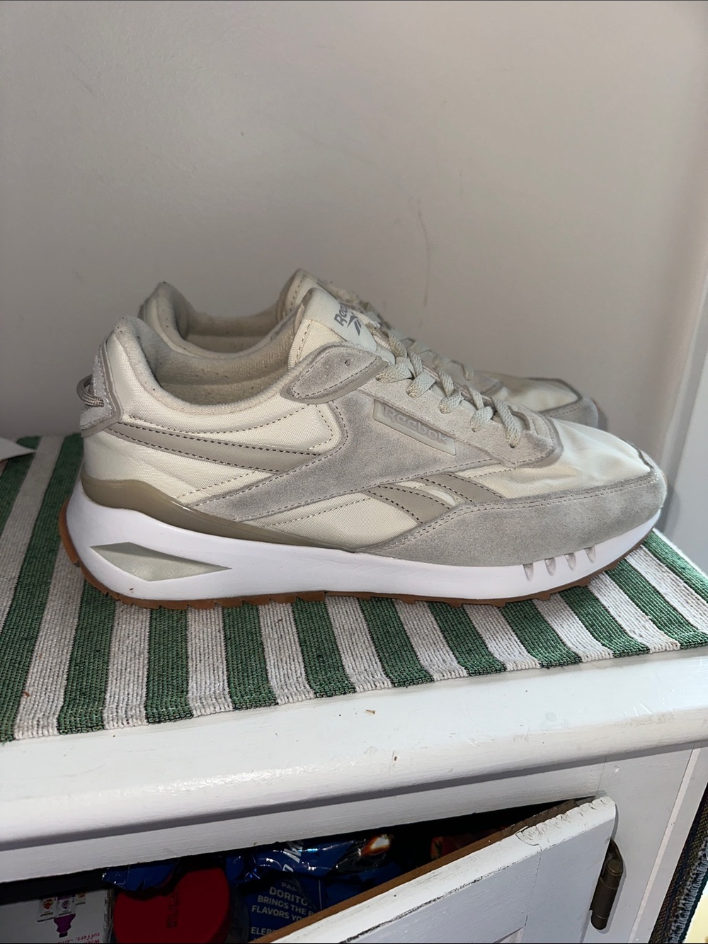 Reebok Men's Off-White and Light Gray Retro Runner